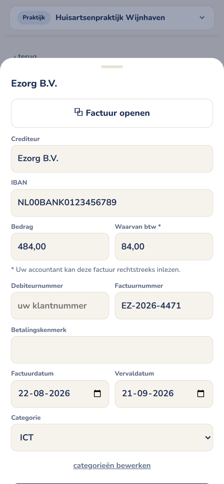 Een uitgelezen factuur met crediteur, IBAN, bedrag, btw en factuurdatum naast het origineel